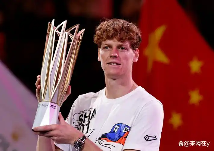 绿茵场上的韧性密码:从高尔夫到足球,顶级冠军的共同特质是永不放弃